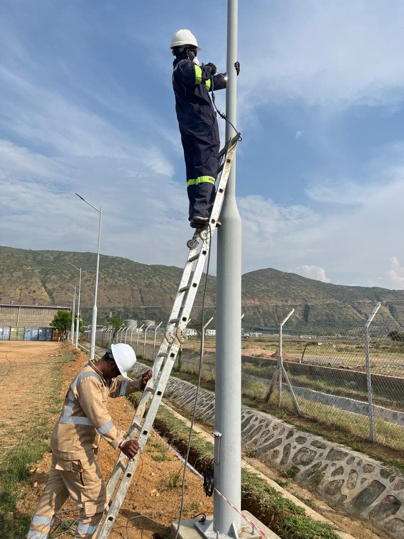 Xinix technicians installing a perimeter camera mast