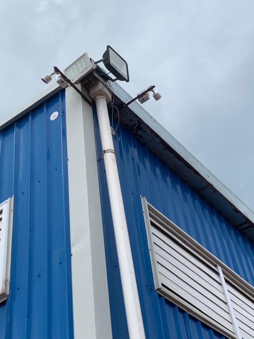 Two cameras, a floodlight and an IR illuminator on one corner, covering both elevations.